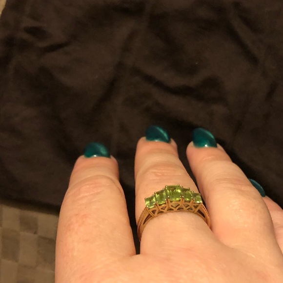 10k yellow gold ring with peridot - Picture 2 of 6